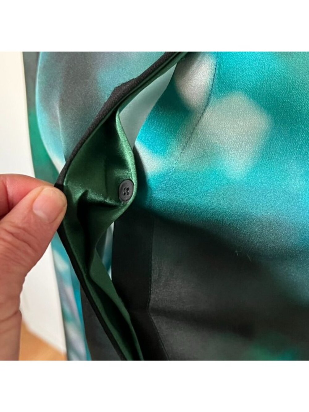 Elie Tahari Silk Blouse Leather Collar Emerald Abstract Print Quiet Luxury L - Picture 6 of 13